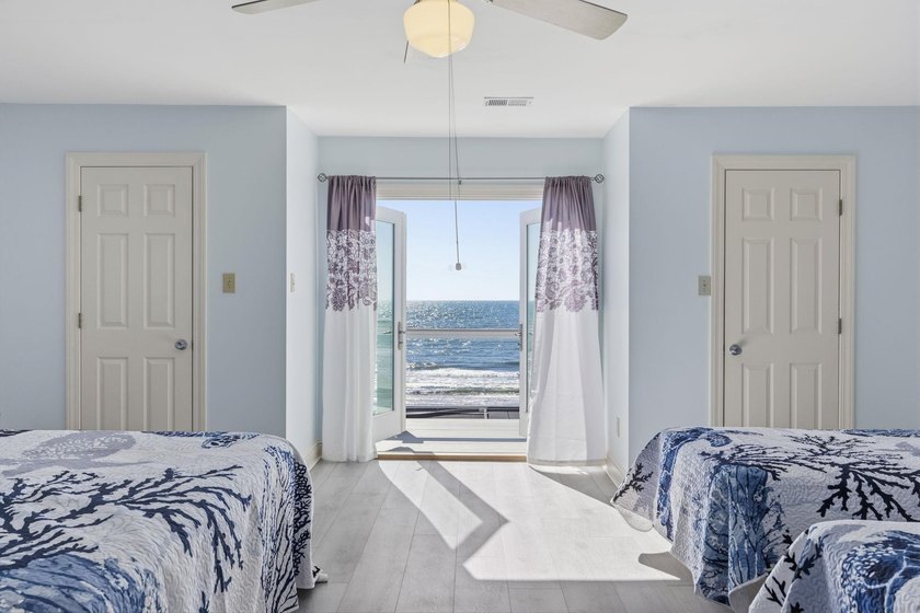 Oceanfront, five-bedroom, six-bathroom, fully remodeled raised - photo 41
