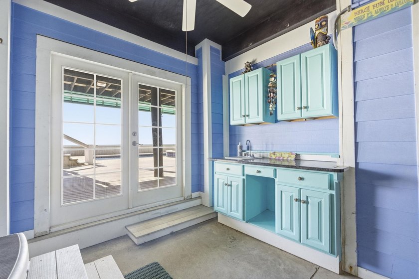 Oceanfront, five-bedroom, six-bathroom, fully remodeled raised - photo 49