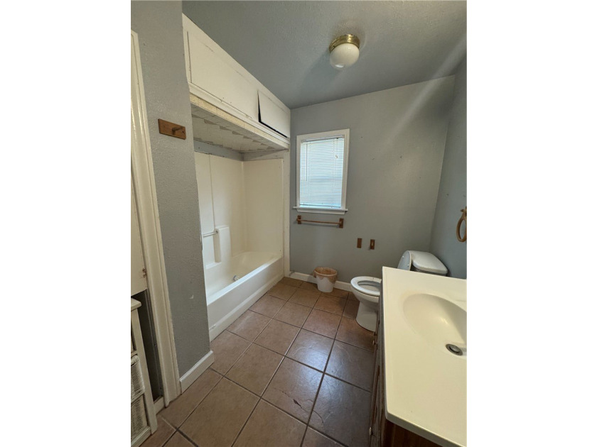 Perfect home for a large family, a rental , or someone that - photo 17