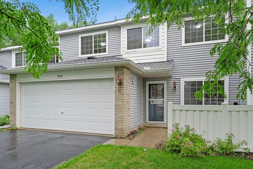 Discover the perfect blend of style and convenience in this - photo 3