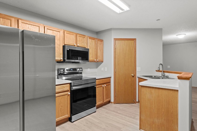 Discover the perfect blend of style and convenience in this - photo 7