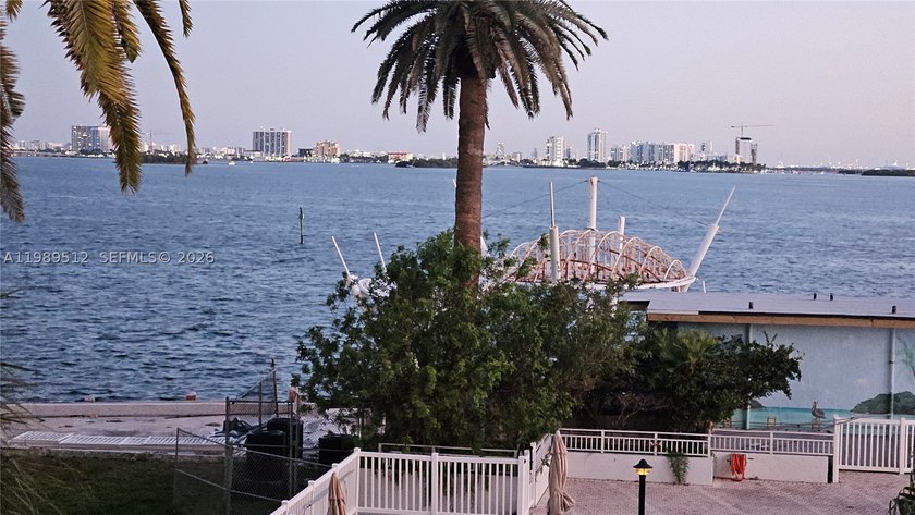 **Reduced**Beautiful, huge, remodeled condo with direct water - photo 21