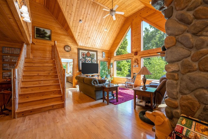 Experience refined Northwoods living in this impressive 4-bed - photo 12