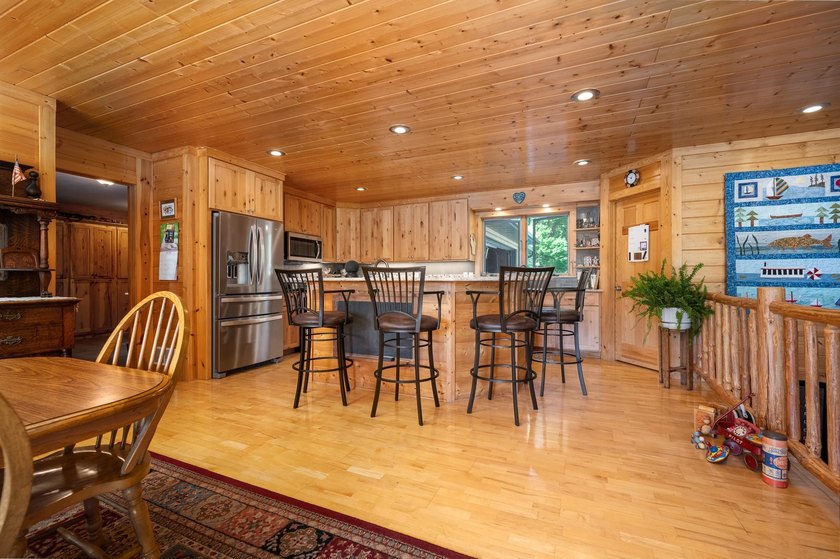 Experience refined Northwoods living in this impressive 4-bed - photo 16
