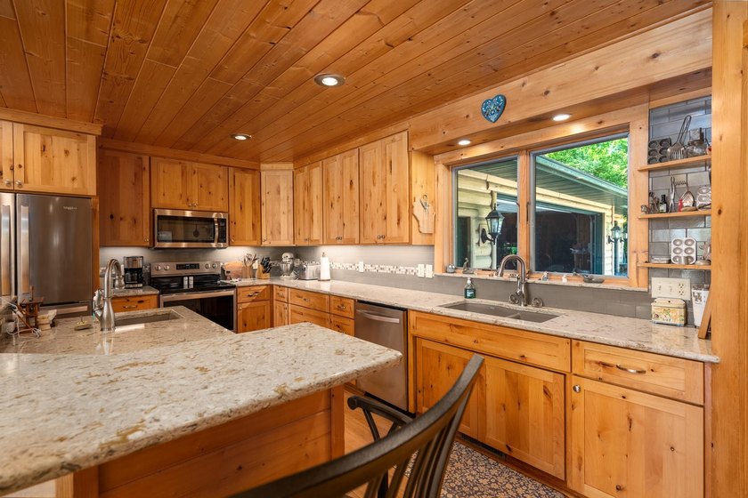 Experience refined Northwoods living in this impressive 4-bed - photo 17