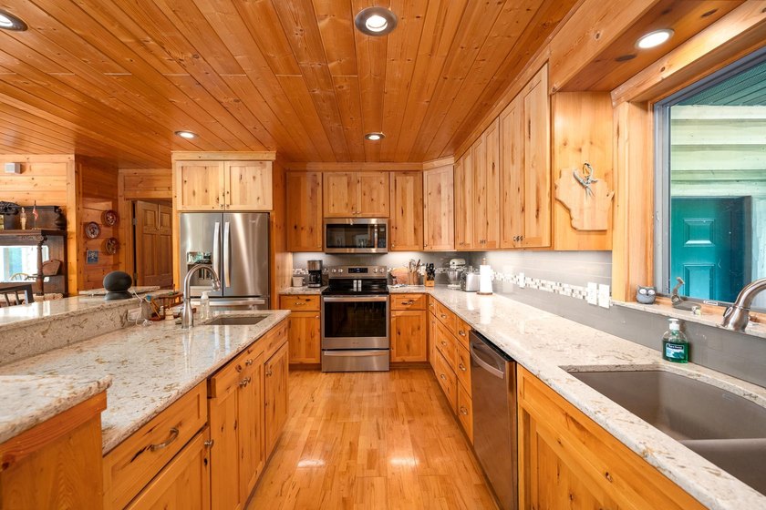 Experience refined Northwoods living in this impressive 4-bed - photo 18