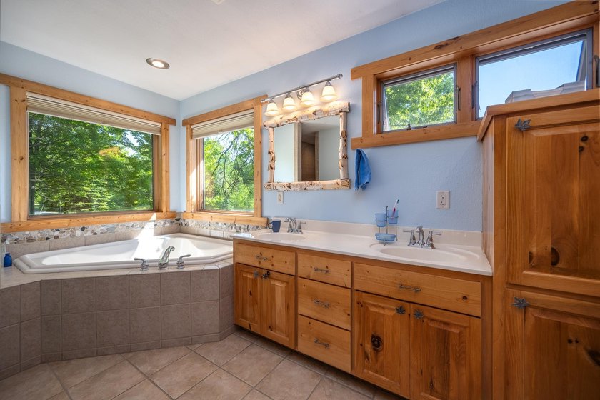 Experience refined Northwoods living in this impressive 4-bed - photo 28