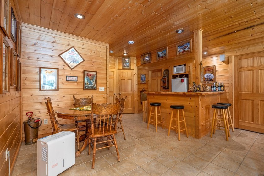 Experience refined Northwoods living in this impressive 4-bed - photo 46