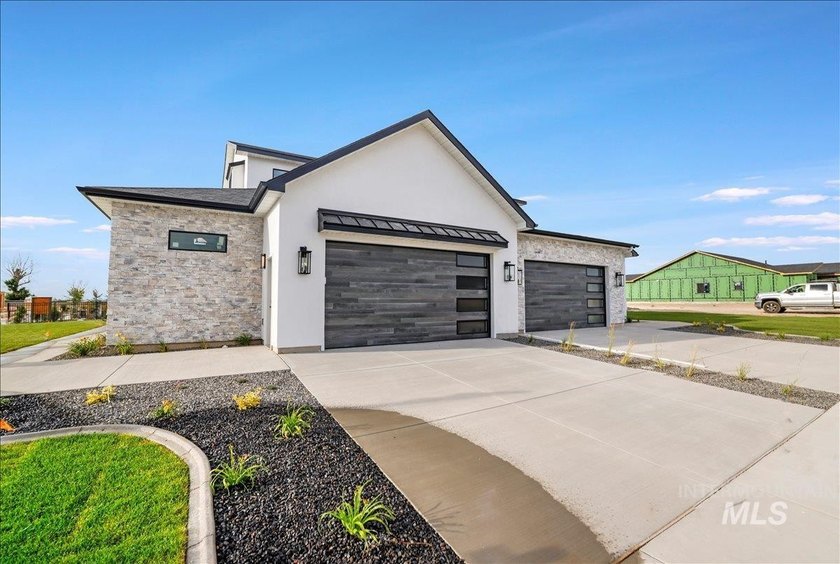 Luxury, location and privacy! Located in Twin Falls newest - photo 3