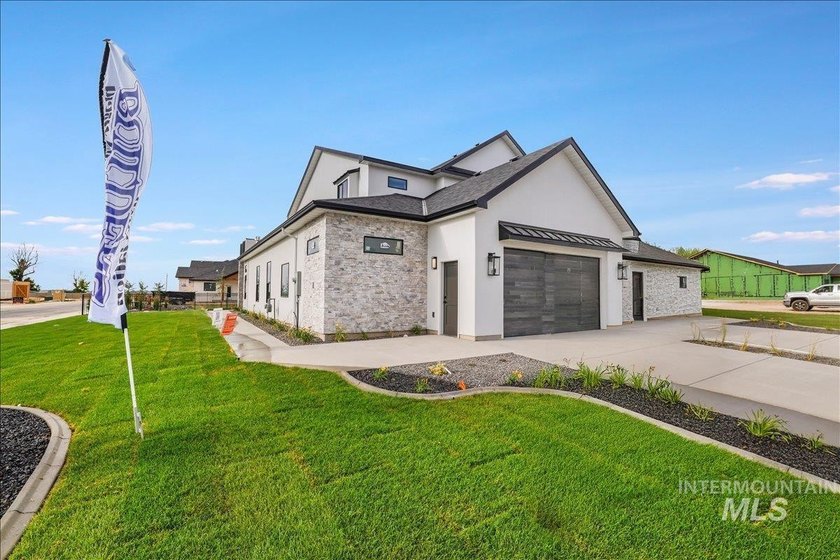 Luxury, location and privacy! Located in Twin Falls newest - photo 4