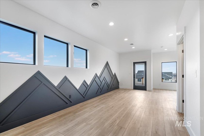 Luxury, location and privacy! Located in Twin Falls newest - photo 5