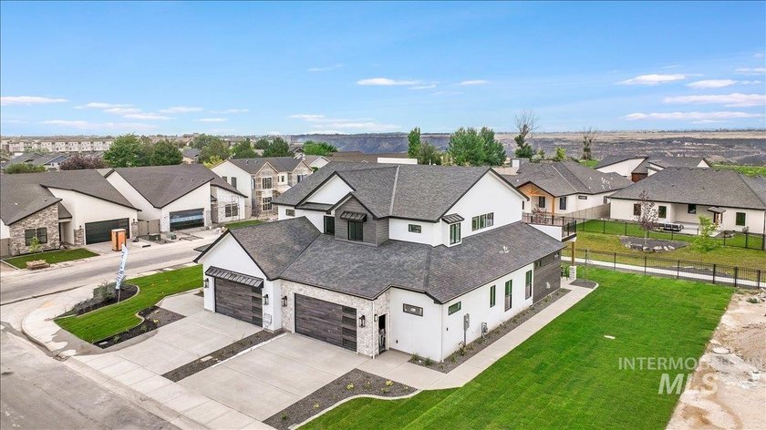 Luxury, location and privacy! Located in Twin Falls newest - photo 2