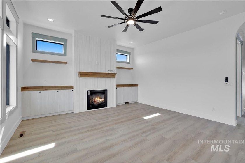 Luxury, location and privacy! Located in Twin Falls newest - photo 3