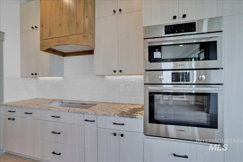 Luxury, location and privacy! Located in Twin Falls newest - photo 7