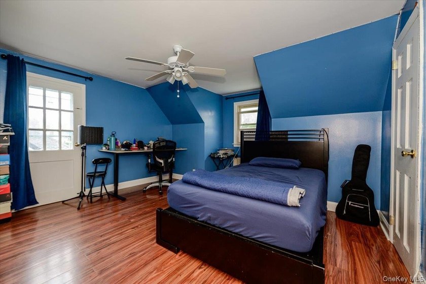 This is a well maintained and move in ready home. Three bedrooms - photo 15