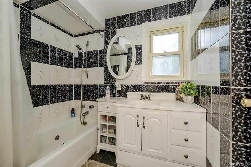 This is a well maintained and move in ready home. Three bedrooms - photo 18