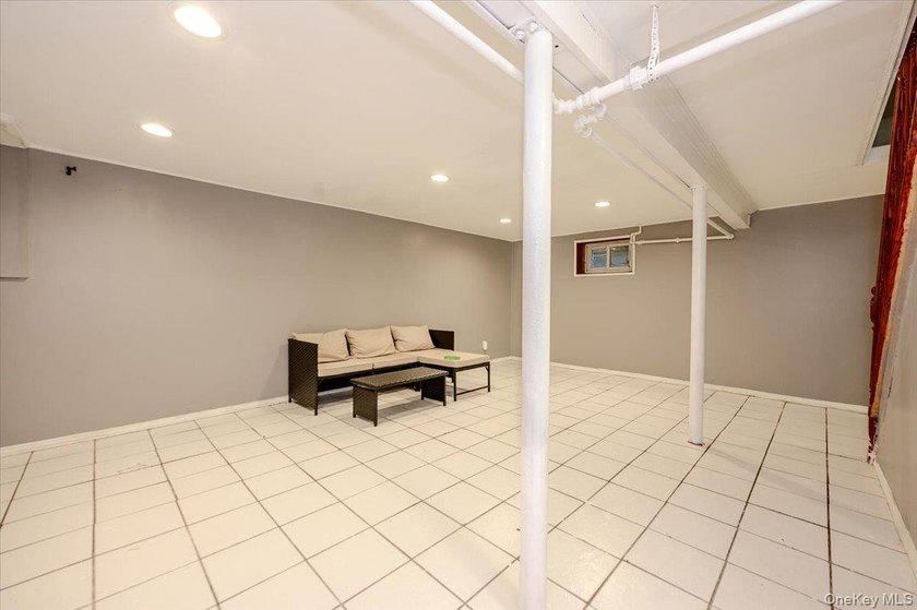 This is a well maintained and move in ready home. Three bedrooms - photo 20