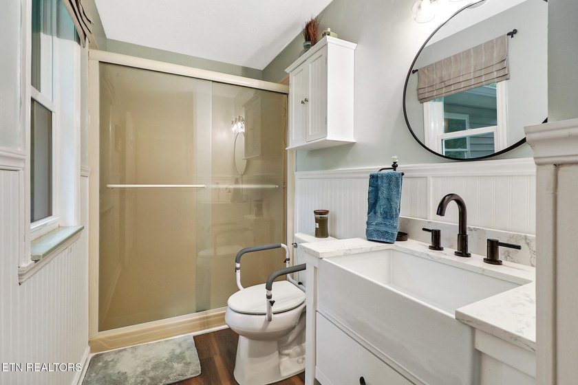 Completely Remodeled Home on a Double Lot - Move-In Ready! Don't - photo 21