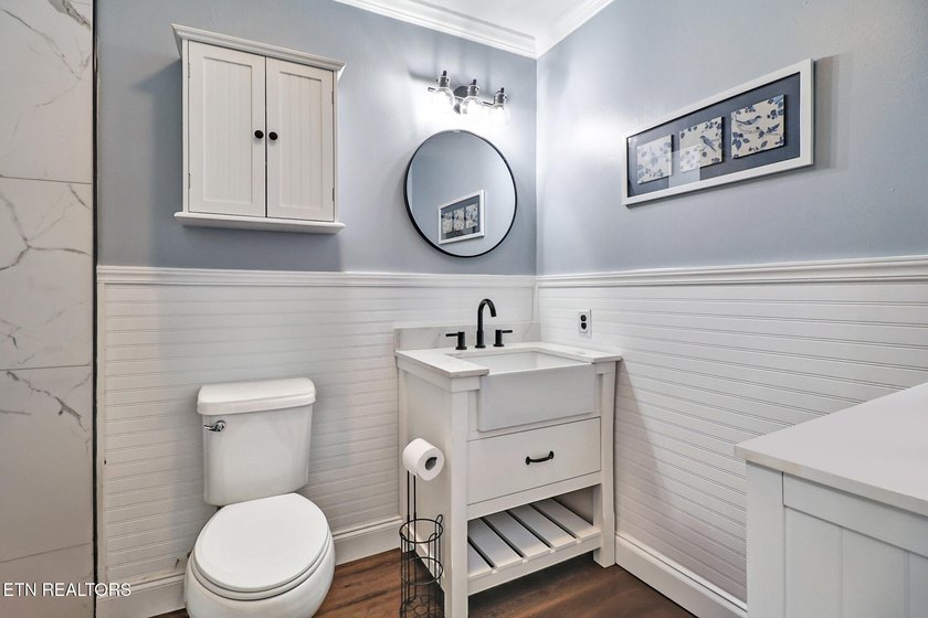 Completely Remodeled Home on a Double Lot - Move-In Ready! Don't - photo 22