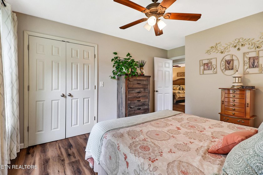Completely Remodeled Home on a Double Lot - Move-In Ready! Don't - photo 24
