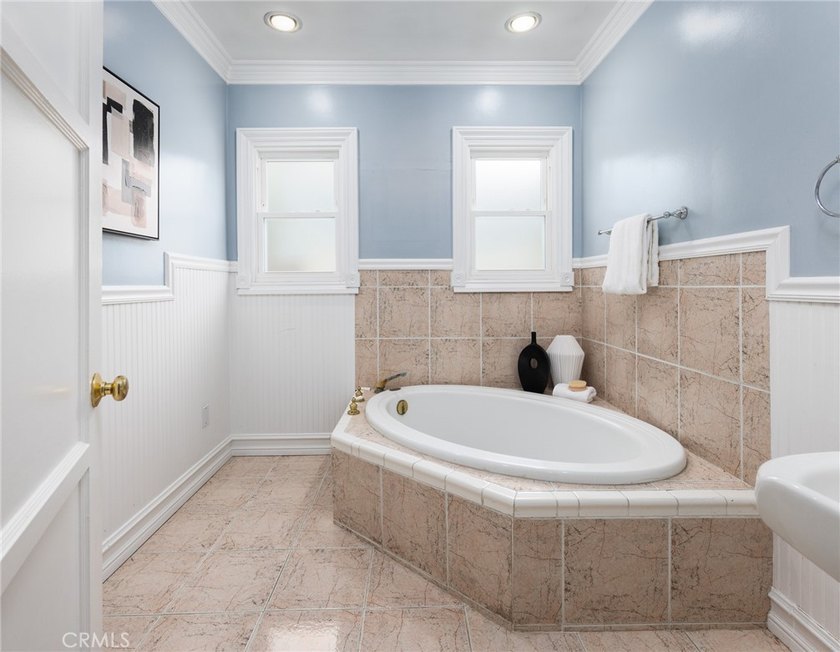 *Single level *2 car garage *Floral Park *Remodeled. Nestled in - photo 28