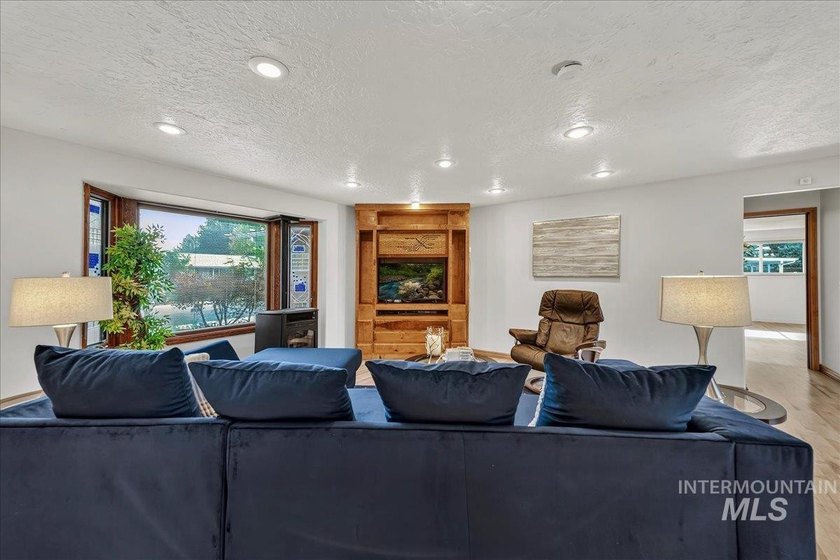 Solar powered, mid-century charmer has more to offer than - photo 7