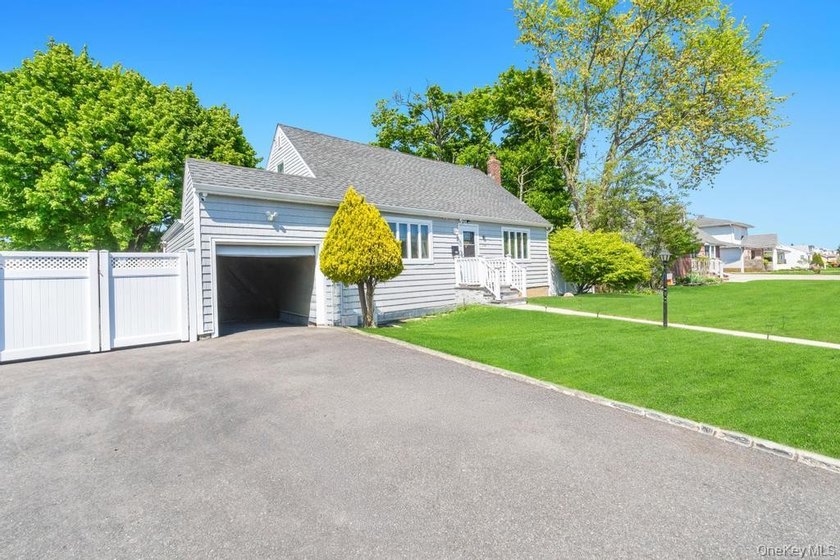 Beautiful 4-bedroom, 2-bath home located in a prime area of - photo 3