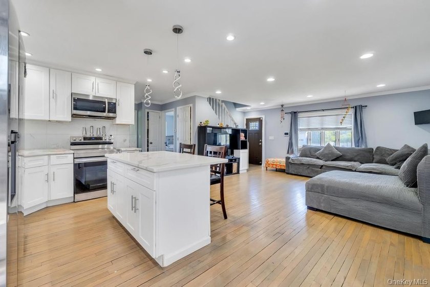 Beautiful 4-bedroom, 2-bath home located in a prime area of - photo 4