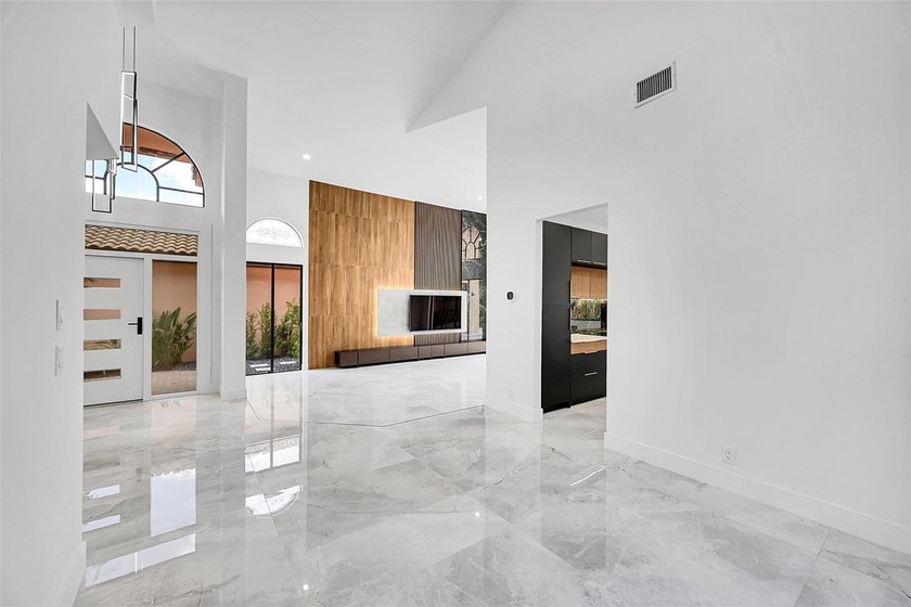 GREAT INVESTMENT. TENANT OCCUPIED. DO NOT DISTURB TENANT. This - photo 11