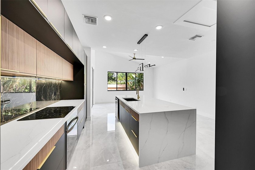 GREAT INVESTMENT. TENANT OCCUPIED. DO NOT DISTURB TENANT. This - photo 12