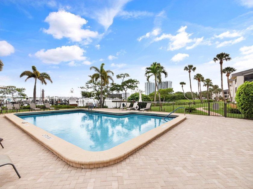 Rarely available and highly coveted, this top floor, 3rd floor - photo 17