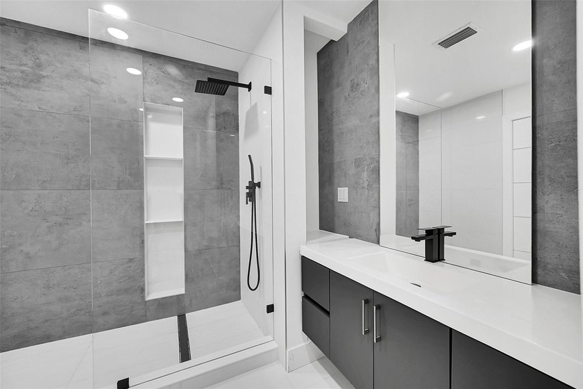 GREAT INVESTMENT. TENANT OCCUPIED. DO NOT DISTURB TENANT. This - photo 25