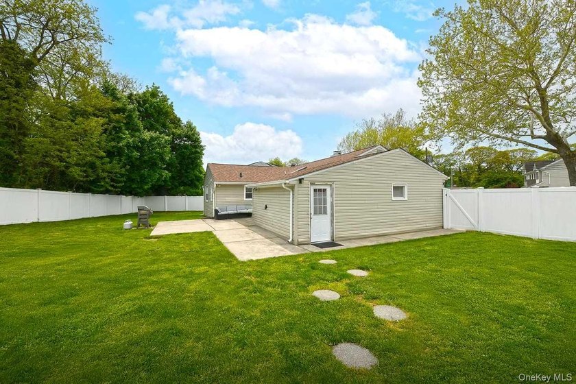 Price Improvement! Welcome to this beautifully maintained home - photo 31