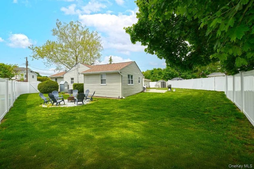Price Improvement! Welcome to this beautifully maintained home - photo 33