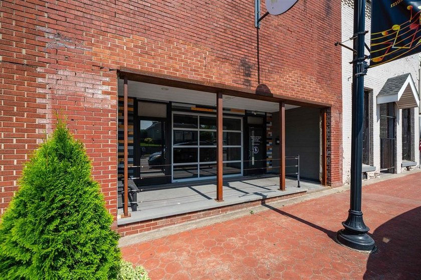 Commercial building offering 2,640 sq. ft. with extensive - photo 4