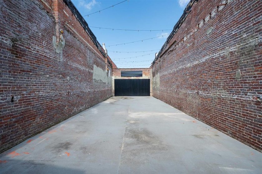 Commercial building offering 2,640 sq. ft. with extensive - photo 5
