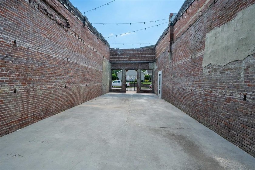 Commercial building offering 2,640 sq. ft. with extensive - photo 6