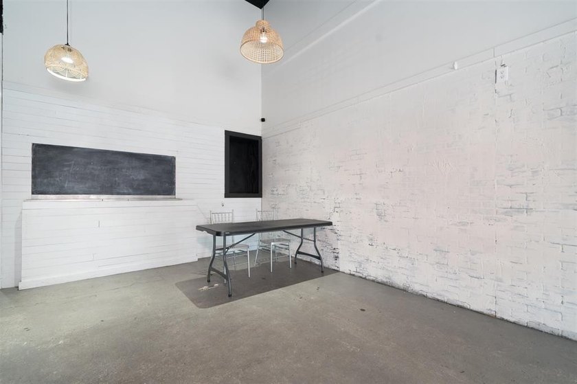 Commercial building offering 2,640 sq. ft. with extensive - photo 8