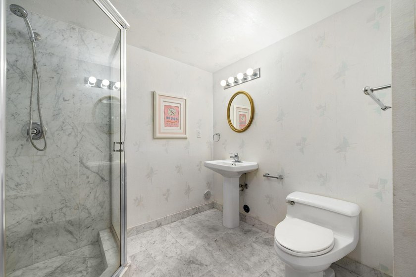 Calling all investors and renovators - this oversized 2 bed, 3 - photo 25