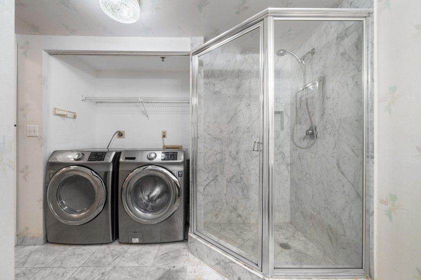 Calling all investors and renovators - this oversized 2 bed, 3 - photo 26