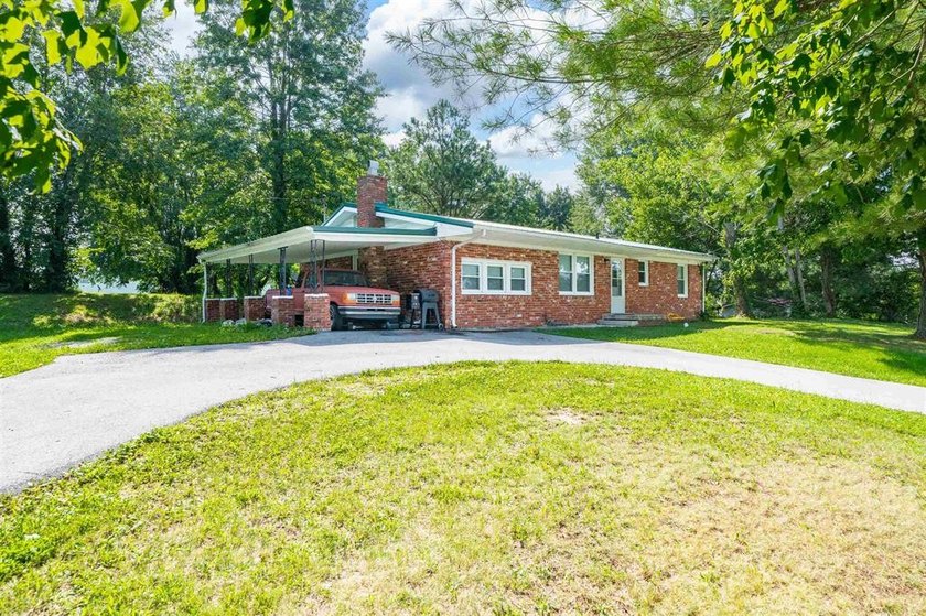 Welcome to this charming 3-bedroom, 1-bath brick home nestled in - photo 2