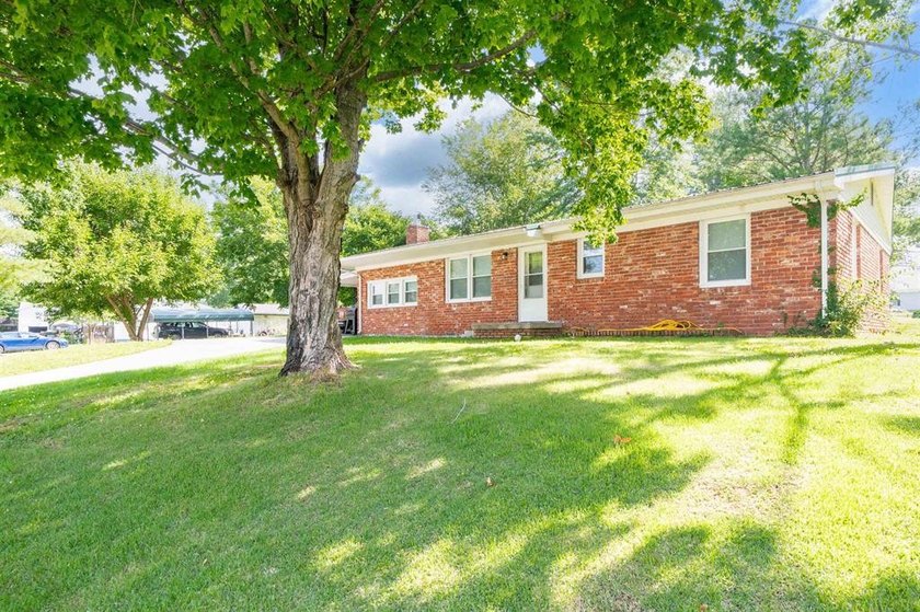 Welcome to this charming 3-bedroom, 1-bath brick home nestled in - photo 3