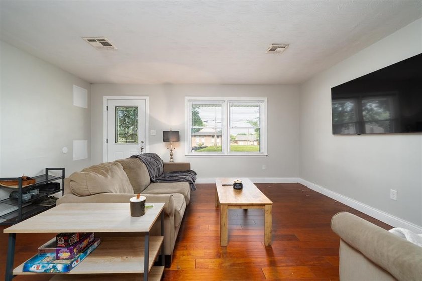 Welcome to this charming 3-bedroom, 1-bath brick home nestled in - photo 8