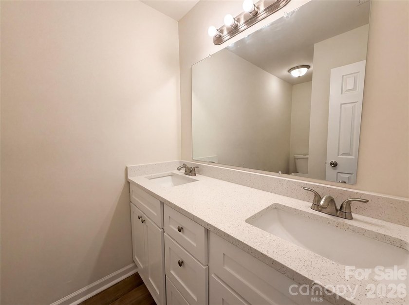 Welcome to this beautifully maintained 3-bedroom, 2-bathroom - photo 11