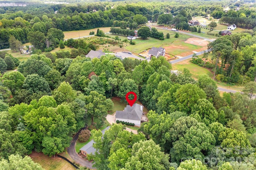 Welcome home to this beautifully maintained traditional - photo 11