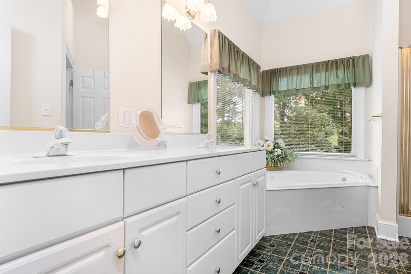 Welcome home to this beautifully maintained traditional - photo 21
