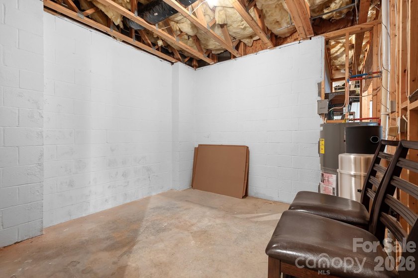 Welcome home to this beautifully maintained traditional - photo 31