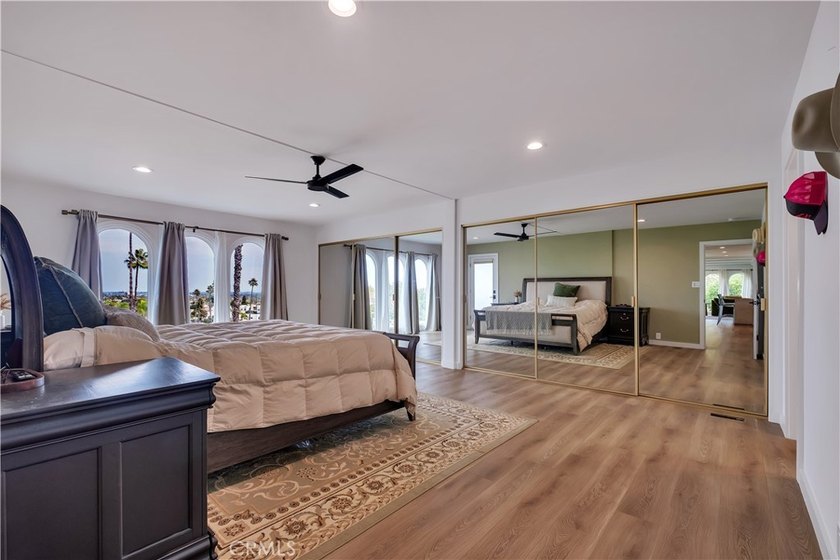 Wake up to stunning panoramic city views and unwind to ocean - photo 23
