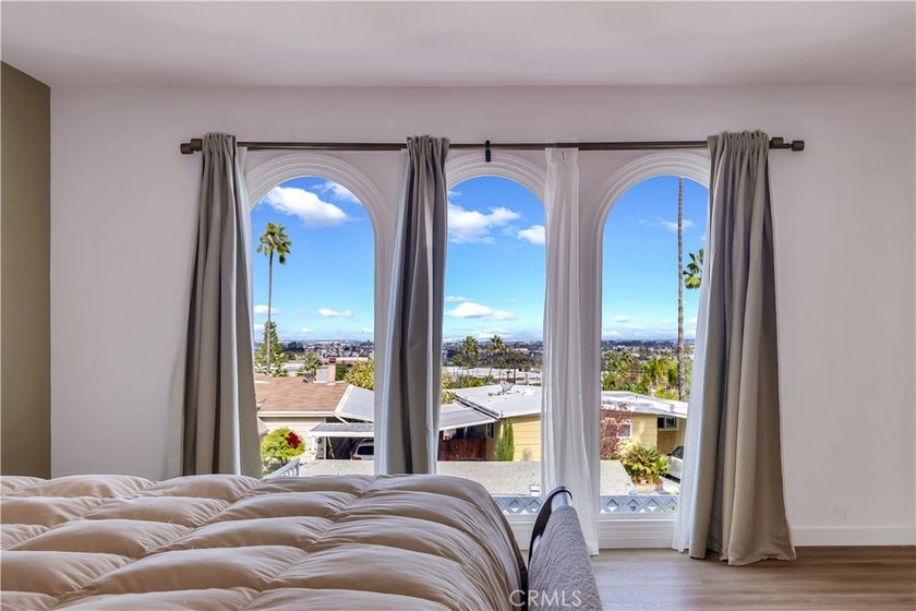 Wake up to stunning panoramic city views and unwind to ocean - photo 25