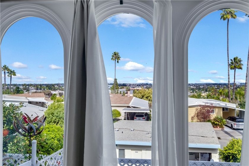 Wake up to stunning panoramic city views and unwind to ocean - photo 26